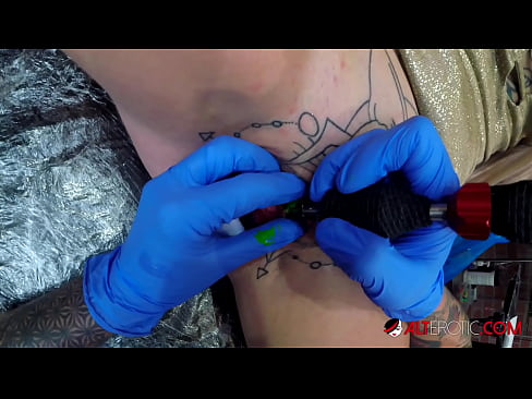 ❤️ Ekstreme tatuita varmulo Sully Savage ricevis tatuon sur sia klitoro ❤️ Bonega sekso ĉe porno eo.hentai-menu.ru ❌❤